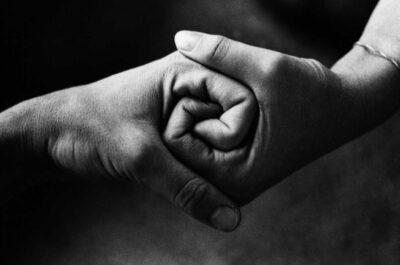 Tendere la mano: il gesto necessario